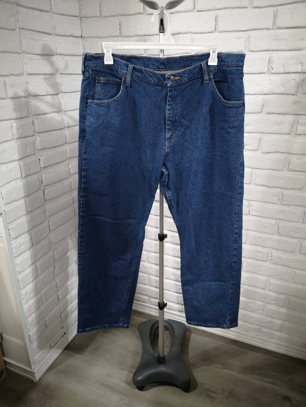 Wrangler Men's Size 40/30 Medium Wash Straight Legs Made in Mexico Blue Jeans